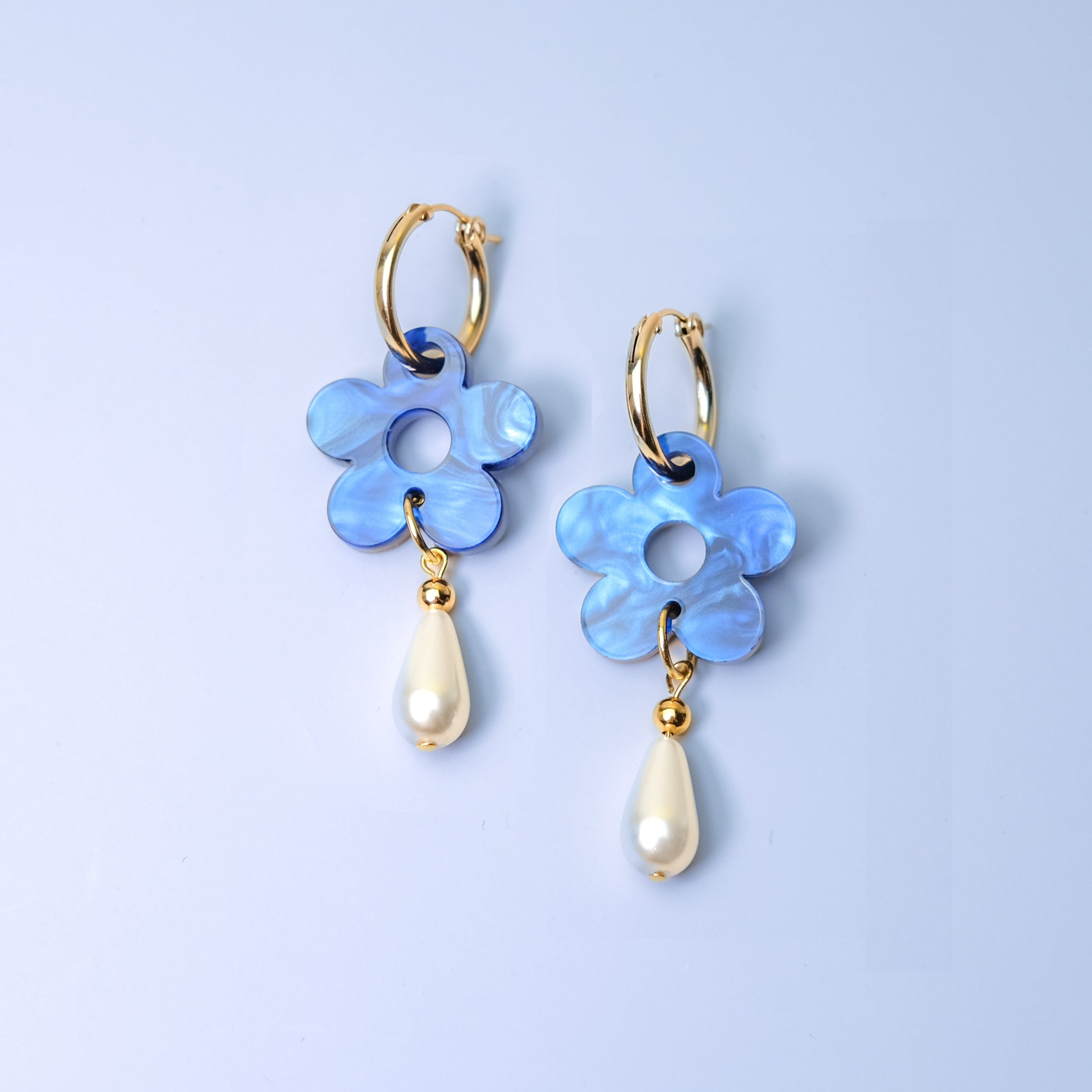 Elegant flower Daisy gold-filled hoop earrings with pearl drop #color_marbled-blue