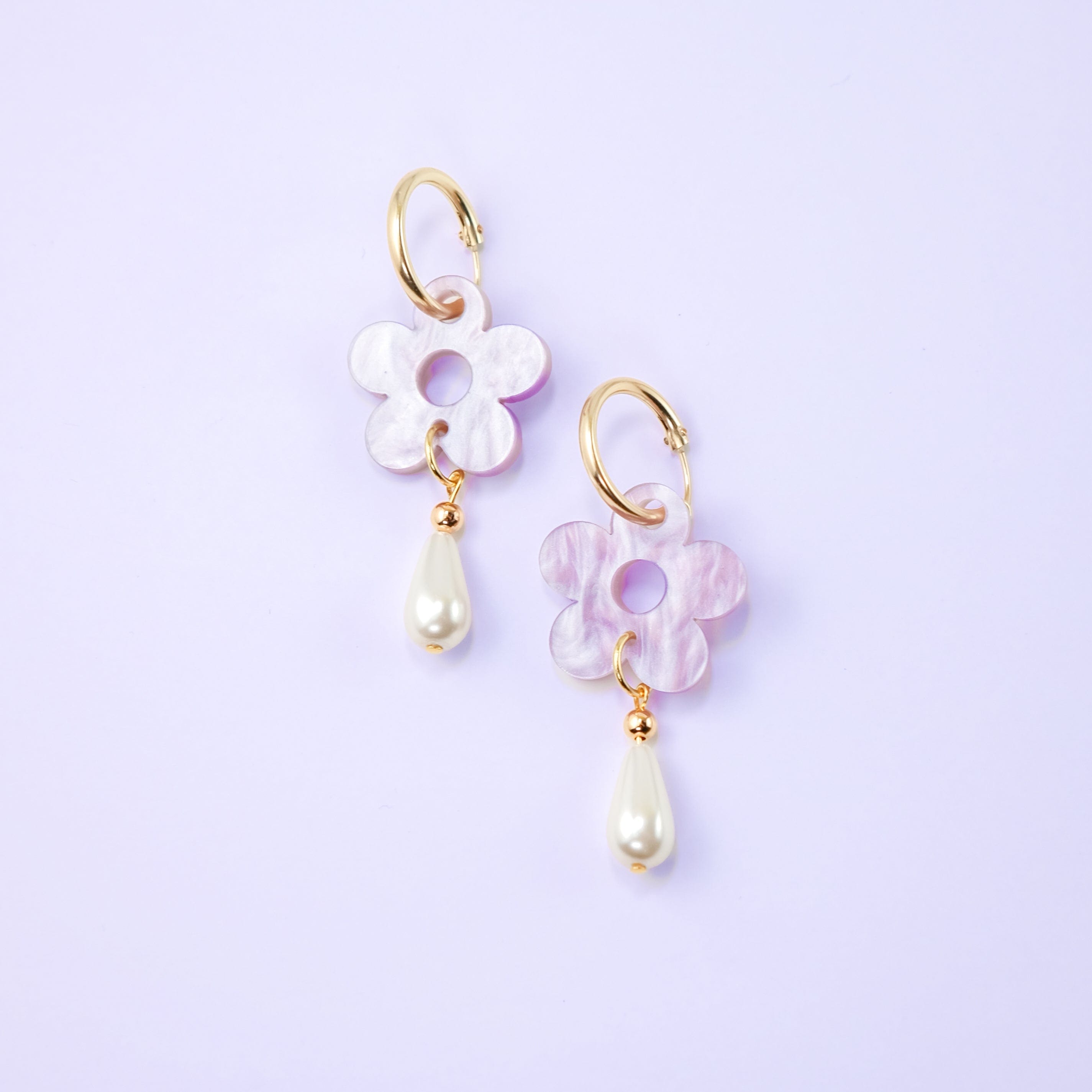 Elegant flower Daisy gold-filled hoop earrings with pearl drop #color_marbled-lavender