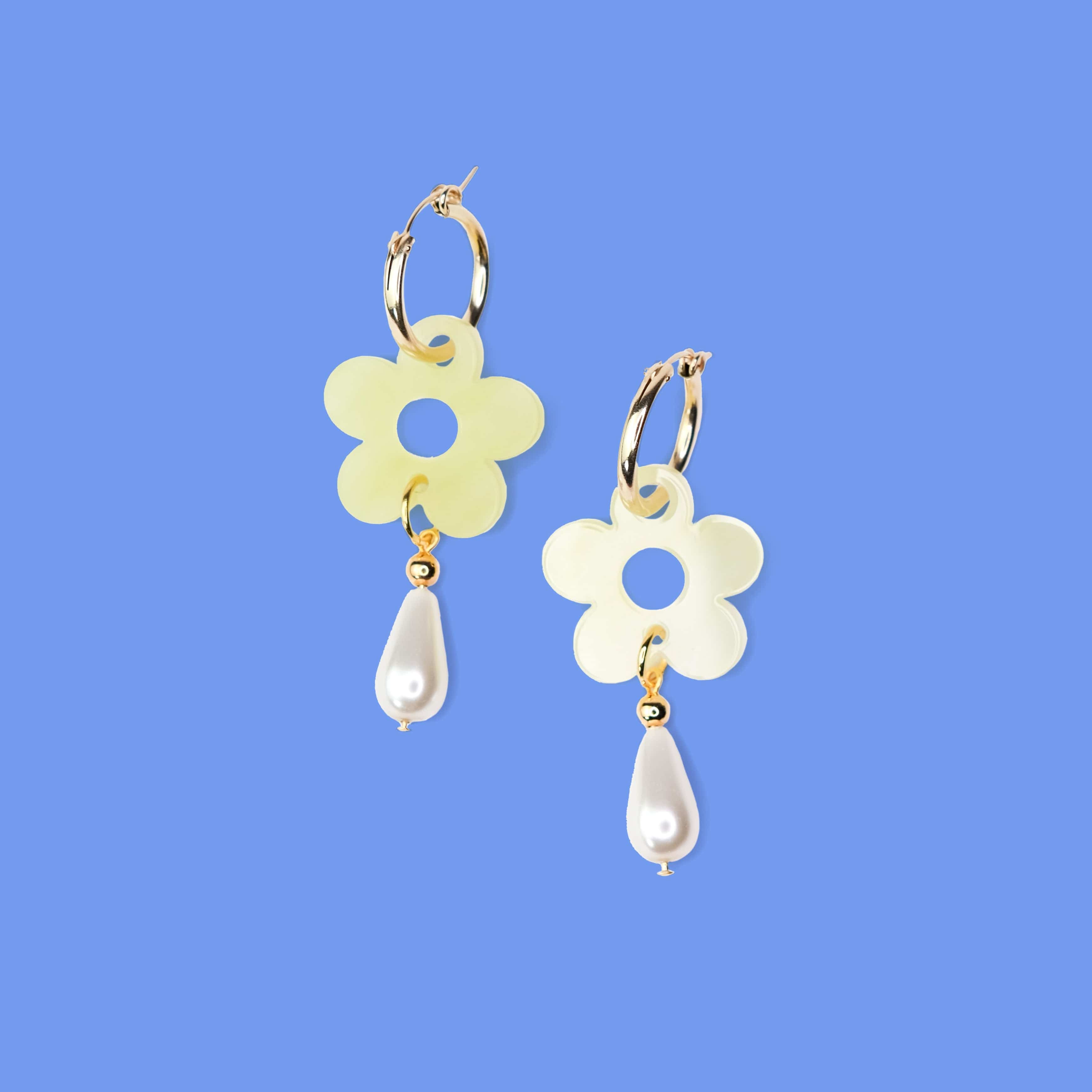 Elegant flower Daisy gold-filled hoop earrings with pearl drop #color_jade