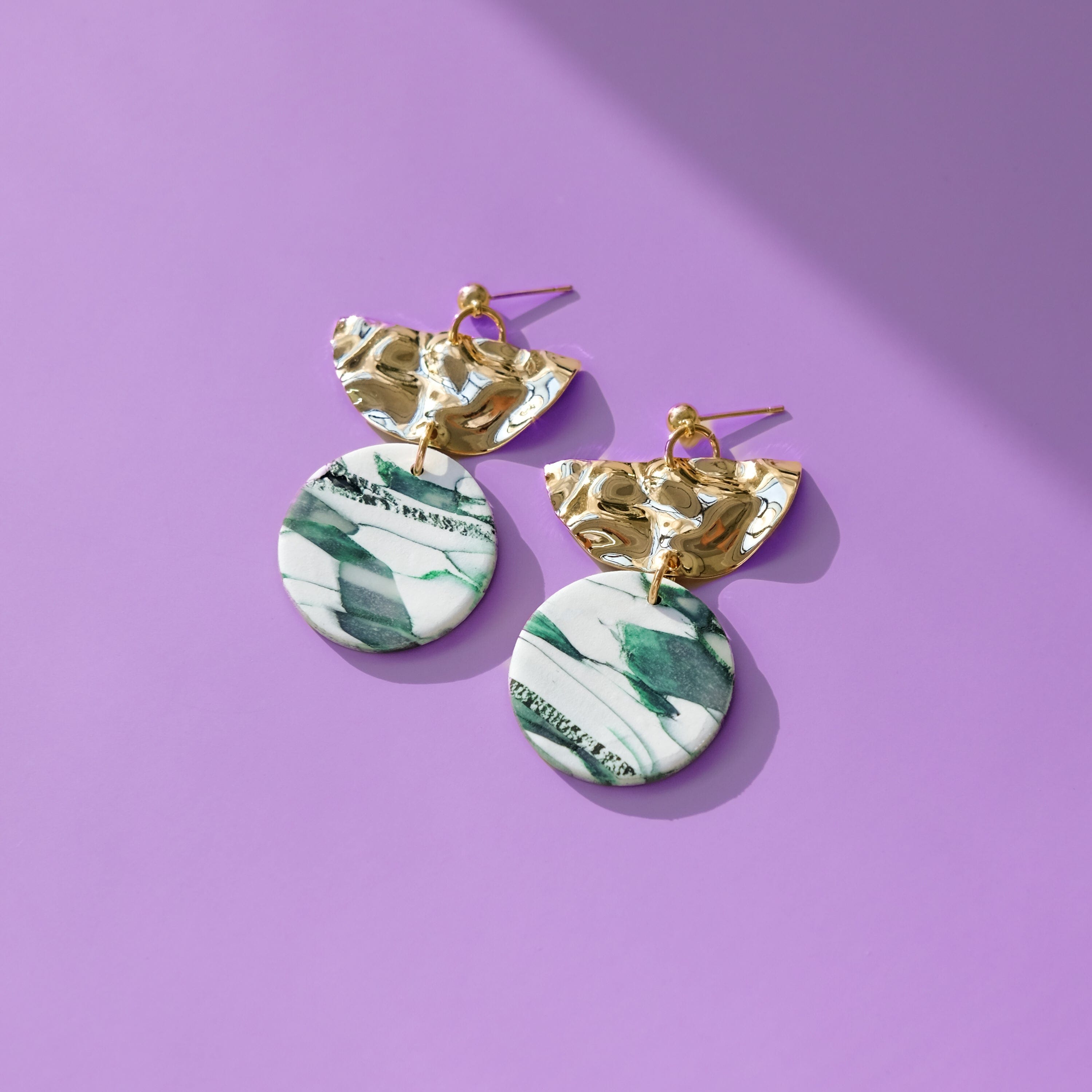 Elegant and blingy Giada Dangly Earrings in green marble with hammered gold #color_forest-marble