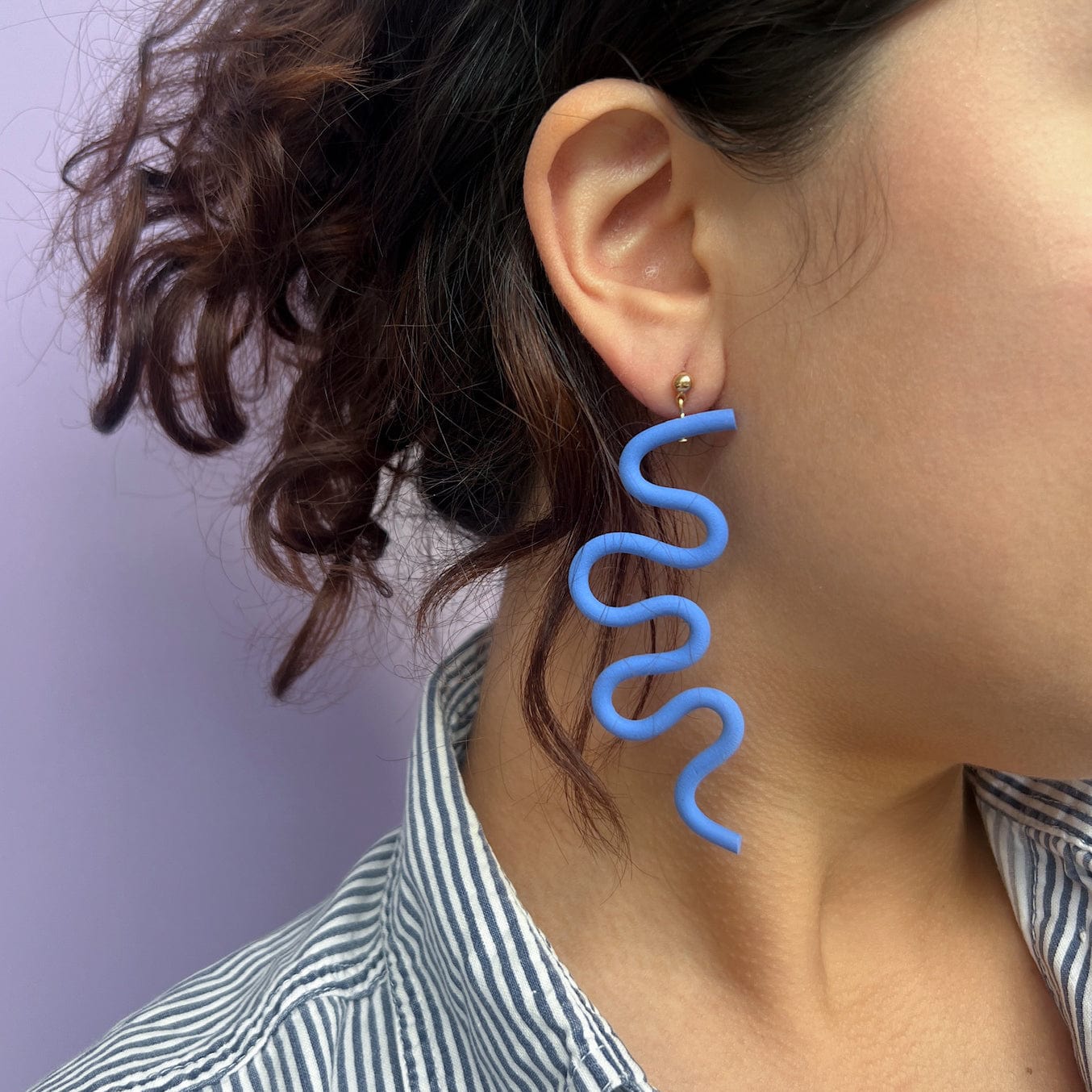 Tube Squiggle dangly earrings small in cornflower blue #color_cornflower-blue